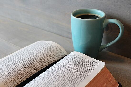 Bibel im Café