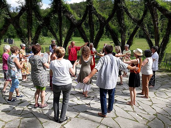 Anleitung zum sakralen Tanz  -  
"Wer gehen kann, kann auch tanzen"